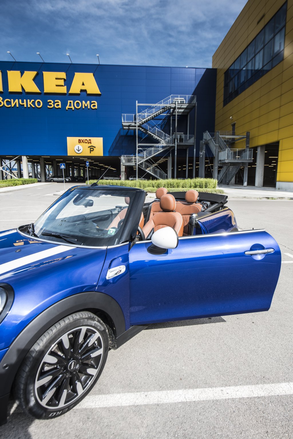 Гамата от продукти на MINI Yours Customised включва познатите като Side Scuttles елементи на страничните мигачи, декоративни лайстни от страната на пътника до водача в интериора, LED лайстни на праговете и LED проектори във вратите