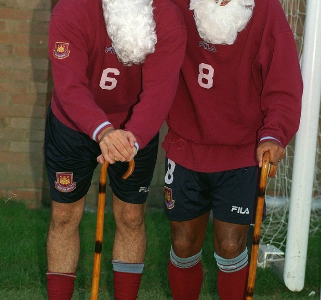 Играчите на Уест Хем Тревър Синклеър и Нийл Ръдък се правят на Дядо Коледа с бастуни и аксесоари по лицата, но по тренировъчен екип. Годината е 1999-а.