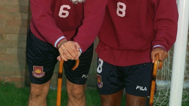 Играчите на Уест Хем Тревър Синклеър и Нийл Ръдък се правят на Дядо Коледа с бастуни и аксесоари по лицата, но по тренировъчен екип. Годината е 1999-а.