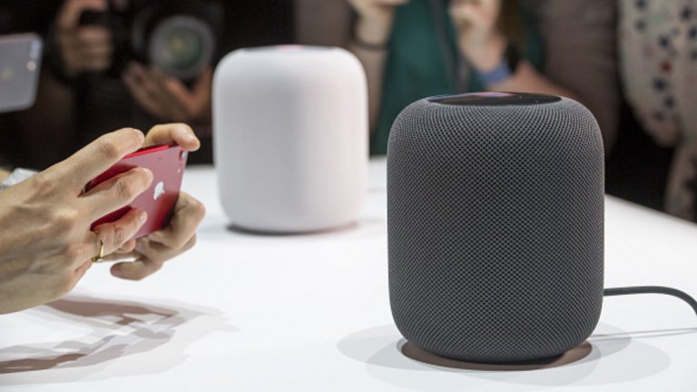HomePod
Siri вече си има самостоятелен дом - подобно на Echo за Alexa или Google Home за Assistant. HomePod е новият смарт-колона на Apple. Устройството e с размер от 7 инча, има 7 високоговорителя и работи с процесор A8. HomePod преработва звука по такъв начин, че да изпълва помещението, в което се намирате. Обръчът от шест микрофона, които са поставени в средата на устройството, позволяват на Siri да ви чуе отдалеч.