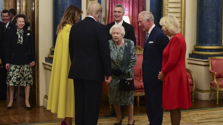 93-годишната Елизабет II поглежда встрани, преди да забележи, че дъщеря й стои на фон, близо до вратата. Кралицата й казва нещо, което не може да се чуе, преди принцесата да повдигне рамене и да отговори: "Само аз съм" и да добави: "и тази компания", при което групата около кралицата започва да се смее.