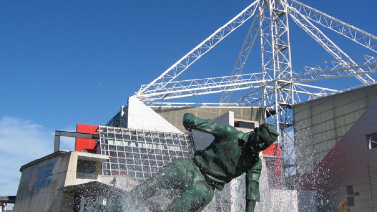 Това е паметникът, който краси входа на Музея на британския футбол в Престън. На него Том Фини влиза смело във водата за топката...