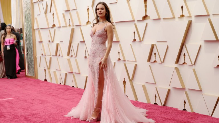 Лили ДжеймсАктрисата, която направи невероятно превъплъщение като Памела Андерсън в „Пам и Томи“, заложи на класическа бляскава рокля с дълбока цепка. Роклята от дантела и тюл е произведение на Versace, създадено специално за Джеймс.