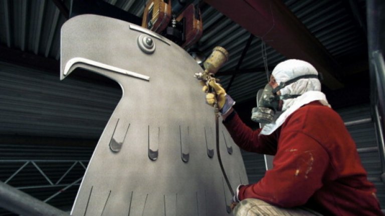 Made in Germany - вечният символ на качество
В днешно време надписът "Made in Germany" се смята за символ на германските качествени продукти. Но не винаги е било така. Преди повече от век тази емблема е използвана като предупреждение за британските купувачи да избягват продуктите, които се внасят от германската империя. 
През 1887 г. британският парламент решава, че всички продукти трябва да посочват страната на произхода си. Решението е насочено срещу германските стоки, които заливат английските пазари и се изкупуват масово заради по-ниските си цени. 
"Надписът "Made in Germany" не се е смятал за емблема на качество", уточнява историкът Инго Кьолер от Университета в Гьотинген. По-скоро етикетът е поставян като предупреждение. "Дори към средата на 19-ти век германското производство е било по-лошо, отколкото британското", подчертава експертът. 
Икономиката на Острова по това време бележи невиждан ръст. Индустриализацията във Великобритания започва много по-рано от германските територии. 
"При металообработката или машиностроенето Великобритания стои още по-напред благодарение на безбройните си иновации", казва Кьолер. 
Германците обаче бързо вземат реванш. Някои от тях дори заминават за Острова, за да шпионират и да "заимстват" технологии. В крайна сметка скоро се оказва, че етикетът "Made in Germany" не само не спира англичаните, но и дори ги насърчава да си купуват точно тази стока. След края на Втората световна война етикетът вече се превръща в емблема за високо качество.