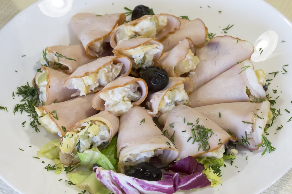 Рулца по чешки 
Припомнете си вкуса на истинската класика от Балкантурист или запознайте по-младите с нея. Тези рулца са наистина супербързи за изпълнение, особено ако имате в хладилника тънко нарязана шунка (става и с друг подобен колбас, но вкусът няма да е същият).
Пълните резенчето шунка с руска салата и завивате като палачинка. Сервирате с украса по желание - магданоз или копър, маслини, резенчета домат, краставица и чушка и нападате. Предупреждаваме, че наглед семплите рулца по чешки са доста засищащи заради руската салата.