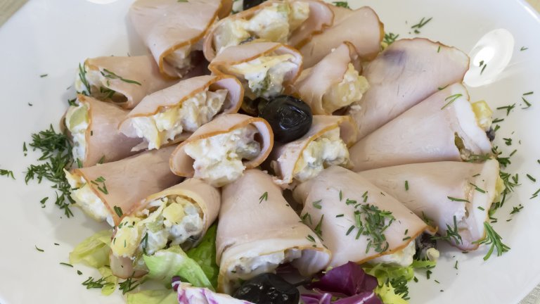 Рулца по чешки 
Припомнете си вкуса на истинската класика от Балкантурист или запознайте по-младите с нея. Тези рулца са наистина супербързи за изпълнение, особено ако имате в хладилника тънко нарязана шунка (става и с друг подобен колбас, но вкусът няма да е същият).
Пълните резенчето шунка с руска салата и завивате като палачинка. Сервирате с украса по желание - магданоз или копър, маслини, резенчета домат, краставица и чушка и нападате. Предупреждаваме, че наглед семплите рулца по чешки са доста засищащи заради руската салата.