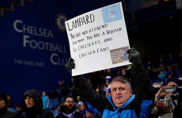 31 януари. Вероятно куриозът на сезона. Фен на Челси държи обиден плакат срещу Франк Лампард, който се завърна с екипа на Сити. Вероятно този запалянко или е луд, или е загубил бас. Целият стадион аплодираше легендата Лампард, а поне 30 други транспаранта му благодариха за всичко, сторено с екипа на Челси.
