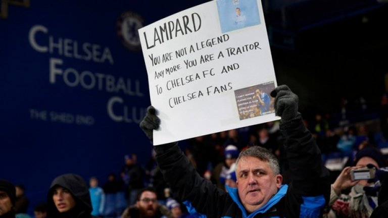 31 януари. Вероятно куриозът на сезона. Фен на Челси държи обиден плакат срещу Франк Лампард, който се завърна с екипа на Сити. Вероятно този запалянко или е луд, или е загубил бас. Целият стадион аплодираше легендата Лампард, а поне 30 други транспаранта му благодариха за всичко, сторено с екипа на Челси.