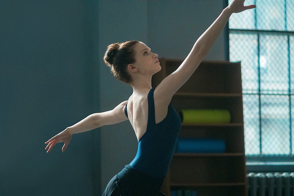 "Танц от плът и кръв"/ "Flesh and Bone" 

В центъра на действието в сериала е младата балерина Клеър, която в опит да избяга от мрачното си минало става част от престижна балетна трупа в Ню Йорк. Оказва се обаче, че балетният свят също не е толкова бляскав, колкото изглежда, а конкуренцията е безмилостна и често подмолна. В ролята на Клеър е Сара Хей, която има и епизодична роля в друг филм, посветен на балета - "Черният лебед".