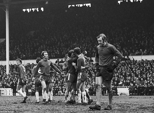 Вратарят на Уотфорд Майк Уокър е навел глава след поредното попадение на Челси във вратата му през 1970-а на полуфинал за ФА къп. "Сините" печелят с 5:1 на "Уайт Харт Лейн", а след това вдигат трофея след преиграване на финала с Лийдс