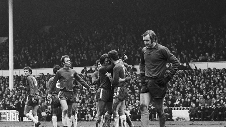 Вратарят на Уотфорд Майк Уокър е навел глава след поредното попадение на Челси във вратата му през 1970-а на полуфинал за ФА къп. "Сините" печелят с 5:1 на "Уайт Харт Лейн", а след това вдигат трофея след преиграване на финала с Лийдс
