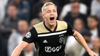 Дотук цялата кариера на Ван де Беек премина в Аякс, но му е време за голям трансфер - и на "Олд Трафорд" той най-вероятно ще трябва да се бори със зъби и нокти за титулярно място