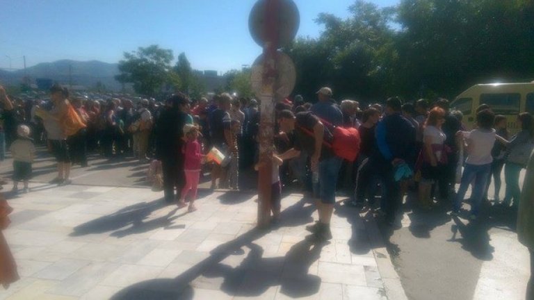 Хубавото време изненада общината. Автобусите не стигаха за всички