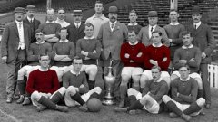 Юнайтед от 1911-а. На най-долния ред в червено е Артър Уоли. Санди Търнбул и Инок Уест са вдясно от купата на втория ред.