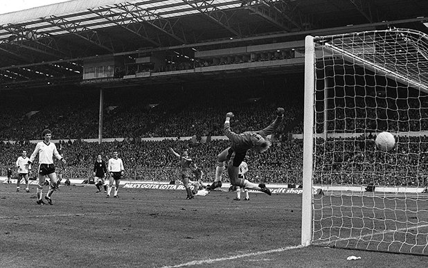 1983-а финал за Купата на Лигата. Юнайтед дълго време води след ранен гол на Норман Уайтсайд, но Алън Кенеди изравнява, а Рони Уилън бележи победното попадение за Ливърпул в добавеното време