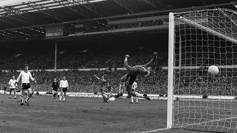 1983-а финал за Купата на Лигата. Юнайтед дълго време води след ранен гол на Норман Уайтсайд, но Алън Кенеди изравнява, а Рони Уилън бележи победното попадение за Ливърпул в добавеното време