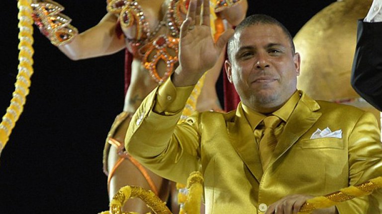 2. Роналдо
Сексът няколко часа преди мач - това е моята тайна на успеха, не крие легендарният бразилски нападател. Според двукратния световен шампион никой и никога няма да докаже, че креватните упражнения пречат на изявите на терена. Роналдо все пак признава, че преди важните двубои залага на по-спокоен секс, за да разпусне и да съхрани достатъчно сили.