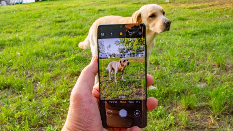 Стигаме и до новият ToF сензор, с който е оборудван телефонът. Huawei използват сензора основно за две неща - едното е да помага при портретните боке снимки, при които фонът е замъглен и по-важното - за бърз и точен автофокус дори на тъмно. А за да снимаш #Jaredandthegang си трябва бърз фокус.