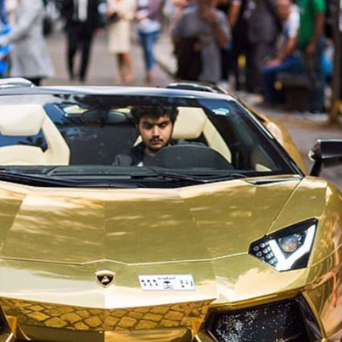 И ако принц Алуалид, който е най-богатият човек в Саудитска Арабия, проявява шикозен вкус, младият принц Турки определено се опитва да го задмине със златните си автомобили.