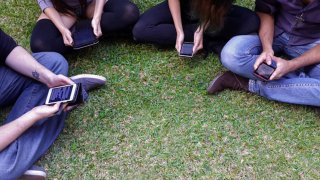 И колко е "прекалено много време" в социалките