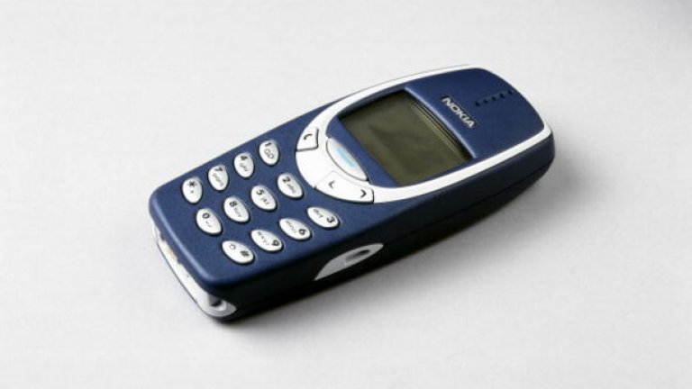 11. Nokia 3310
Легендата. Практически неразбиваемата Nokia 3310 се появи на бял свят през далечната 2000 г. Известна е със страхотните си игри като "Змията" и Space Impact. Неслучайно държи впечатляващо ниво на продажби - над 126 млн. броя.