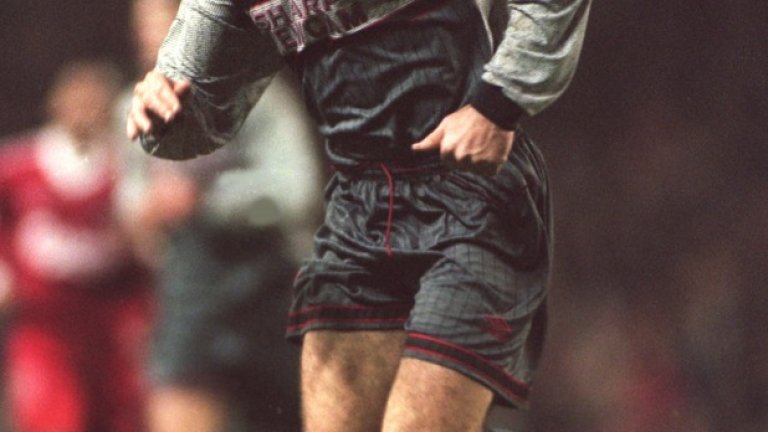 За този сив модел на Манчестър Юнайтед е казано почти всичко. Те никога не спечелиха шампионатен мач с него и го захвърлиха по средата на сезона 1995-1996 г. При 3:6 от Саутхемптън сър Алекс Фъргюсън нареди на играчите да се преоблекат на полувремето, защото не се виждали по терена. Как можеш да не видиш това, то е забележително шокиращо!