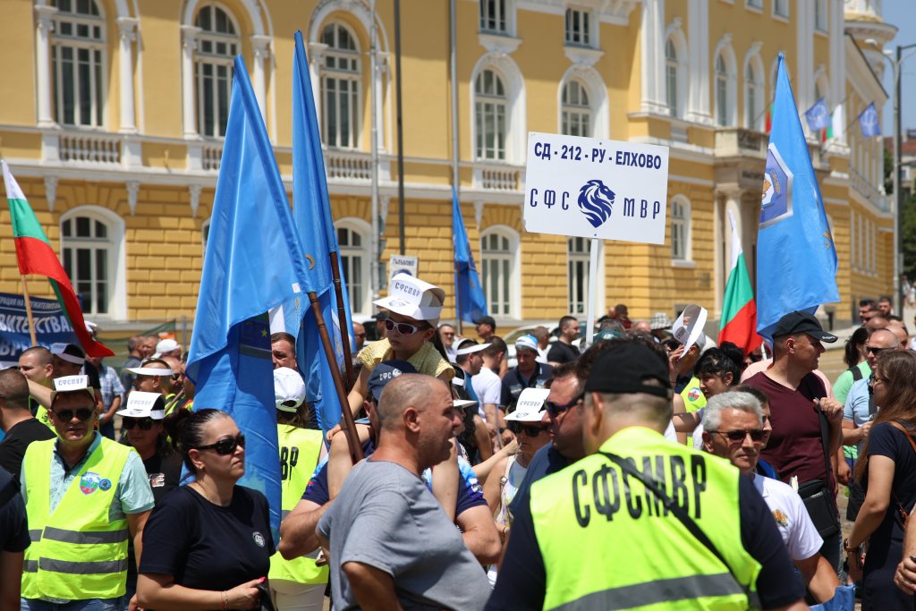 Стотици полицаи излязоха на протест в София заради ниските заплати в сектора