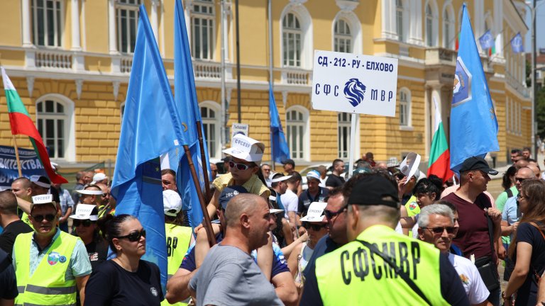 Стотици полицаи излязоха на протест в София заради ниските заплати в сектора