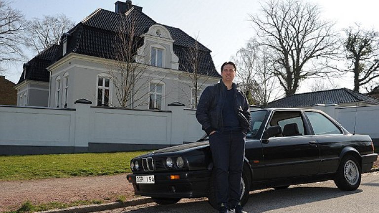 Тони и старото му BMW пред новата къща на Златан в Малмьо