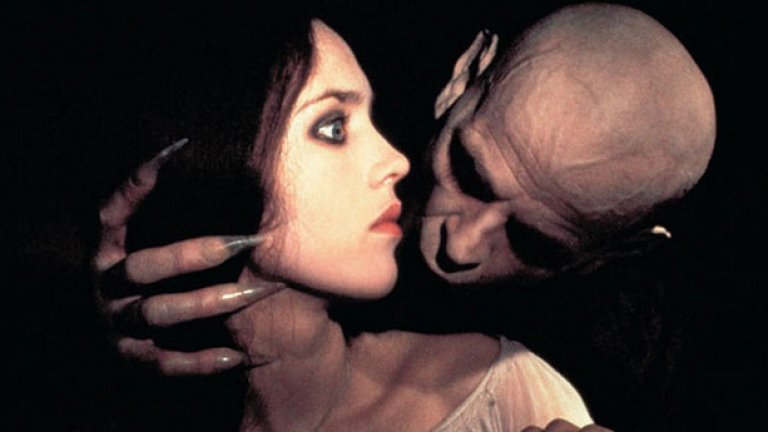 "Носферату: призракът на нощта" (1979), реж. Вернер Херцог

Римейкът на Вернер Херцог на класическата вампирска история я извежда на ново ниво с мрачно поетичния и хипнотичен негов филм. Дракула на Херцог, игран от изключителния Клаус Кински, е по-скоро сбръчкан старец, жадуващ за любов, отколкото свирепо кръвожадно чудовище. Тази интерпретация на героя придава на филма поетична дълбочина, която наравно с подобната на транс музика на Popol Vuh и прекрасните приказни пейзажи прави филма  меланхолична фантазия.

Мъгливите пейзажи, изобилстващи във филма, по подобен начин пренасят зрителя в тази хипнотична природа, на фона на омагьосващата музика на германската авангардна група Popul Vuh. "Носферату" е мистично мечтание, запращащо зрителя в омайно безвремие между съня и пробуждането.