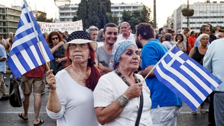 Гръцкият парламент гласува днес спасителния пакет, предложен от СИРИЗА на кредиторите, а държавните служители ще се съберат за да кажат "Не" на залегналите в споразумението реформи