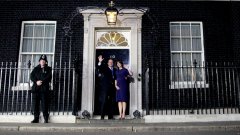 Заедно с бременната си съпруга новият британски премиер Дейвид Камерън позира на "Даунинг стрийт"1. "Таймс" излезе с публикация, озаглавена "Еmbracing Change" за историческата промяна