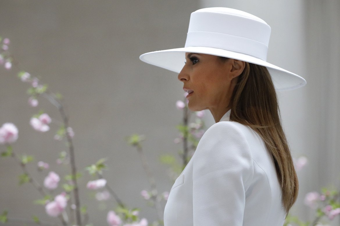 Бялата шапка при срещата с Макрон е дело на един от любимите й дизайнери - Ерве Пиер.