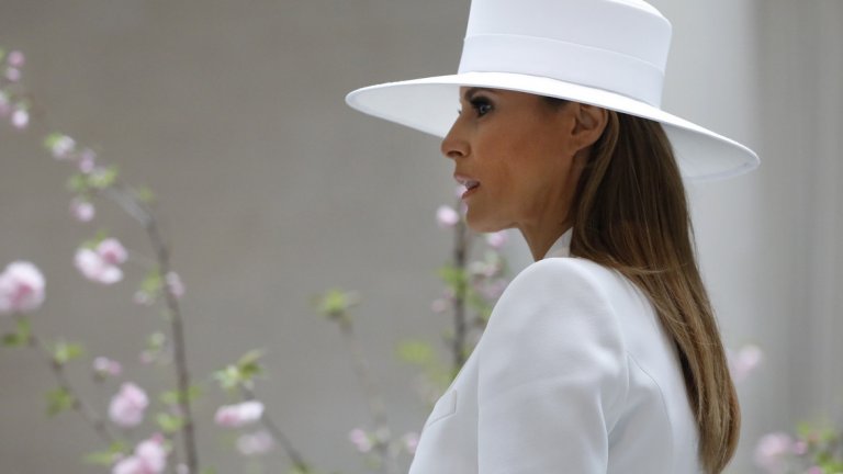 Бялата шапка при срещата с Макрон е дело на един от любимите й дизайнери - Ерве Пиер.