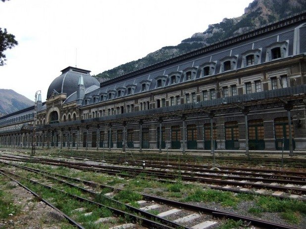 Гара Канфранк някога е била част от международната жп линия между Испания и Франция. След като инцидент през 1970 година разрушава моста наблизо и по този начин отрязва влаковата връзка между двете страни,  гарата е изоставена