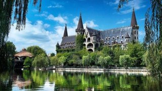 Замъкът в Равадиново, известен с поетичното име "Влюбен във вятъра", се строи от 20 години