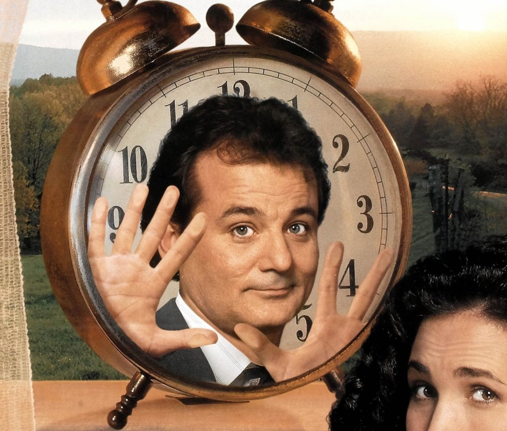 "Омагьосан ден" (Groundhog Day)
Жанр: комедия
Година: 1993
И завършваме отново с комедия, този път класическа такава. И отново тематична! Фил Конърс (Бил Мъри) е водещ на прогнозата за времето и работен ангажимент го запраща в малко градче, което той не харесва. Проблемът е, че неочаквана снежна буря го принуждава да остане там. На следващата сутрина Фил все така не харесва градчето и хората в него. Но не само това е останало същото - той постепенно осъзнава, че денят е идентичен с предния. За ужас на мъжа, това се повтаря отново и отново, а спасение от преживяването на този един и същ ден сякаш няма.
Да ви звучи познато? След като в момента всички живеем в "омагьосан ден", филмът със същото име може да ни помогне да разнообразим атмосферата вкъщи с малко смях.