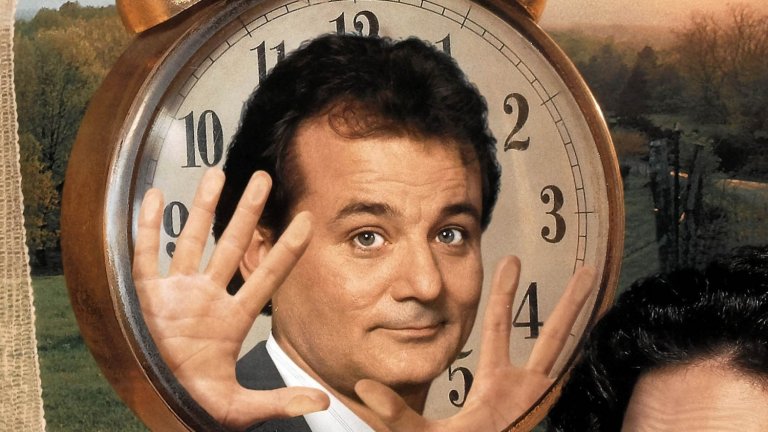 "Омагьосан ден" (Groundhog Day)
Жанр: комедия
Година: 1993
И завършваме отново с комедия, този път класическа такава. И отново тематична! Фил Конърс (Бил Мъри) е водещ на прогнозата за времето и работен ангажимент го запраща в малко градче, което той не харесва. Проблемът е, че неочаквана снежна буря го принуждава да остане там. На следващата сутрина Фил все така не харесва градчето и хората в него. Но не само това е останало същото - той постепенно осъзнава, че денят е идентичен с предния. За ужас на мъжа, това се повтаря отново и отново, а спасение от преживяването на този един и същ ден сякаш няма.
Да ви звучи познато? След като в момента всички живеем в "омагьосан ден", филмът със същото име може да ни помогне да разнообразим атмосферата вкъщи с малко смях.