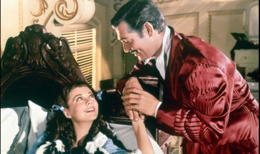 10. “Отнесени от вихъра” (от 1939 г.)
Филмът следва бурната любов на Скарлет О’Хара и Рет Бътлър. И двамата са потомци на заможния американски Юг и като такива са твърде горделиви, за да разкрият чувствата си един пред друг. Обстановката около тях обаче допълнително се нажежава, тъй като Америка се изправя пред Гражданска война.