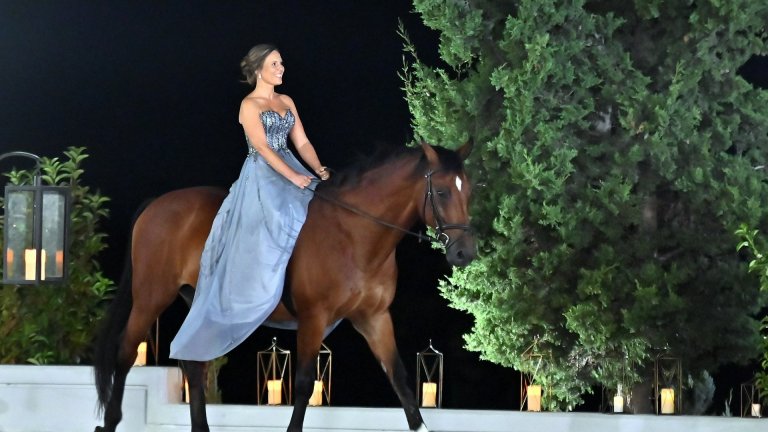 Психоложката Ивелина Георгиева впечатли всички, като пристигна в шоуто на кон. Тя сподели, че инцидент по време на езда я е оставил вкъщи, но именно затова е успяла да види рекламата на "Ергенът" и е решила да се запише.