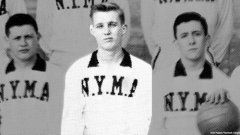 Доналд Тръмп на общата снимка на отбора по футбол на военното училище в Ню Йорк през 1963 година