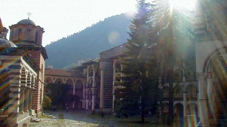 Целта на туристите е Рилски манастир, но по пътя са се изгубили