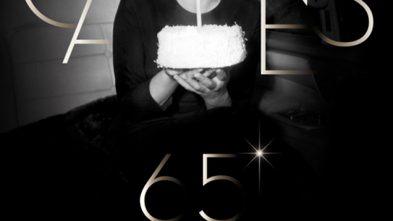 Съблазнителната черно-бялата фотография е на Ото Л. Бетман Монро, дизайнът на плаката е на френската агенция The Bronx