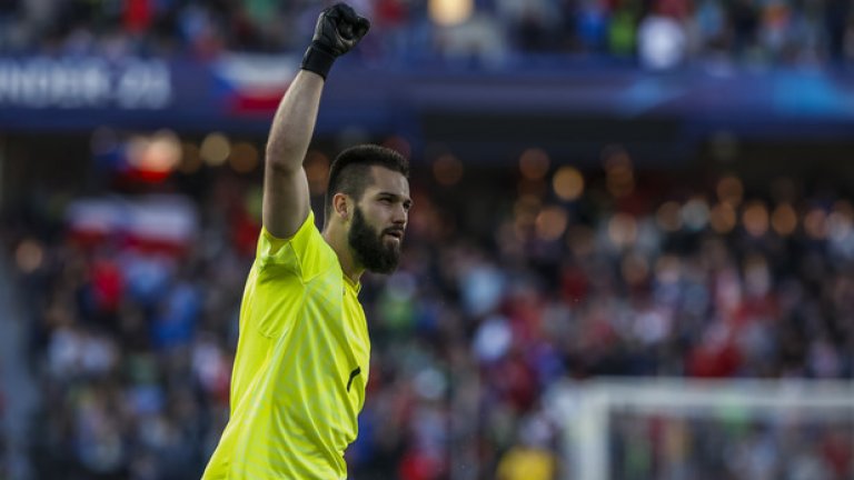 24-годишният вратар Томаш Кубек и 27-годишният халф Лукаш Вача бяха наказани да тренират с женския тим на Спарта Прага заради сексистки коментари