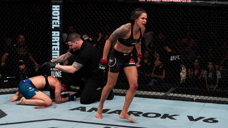 Реферът Марк Гадърд бе принуден да спре мача по средата на петия рунд, след като Лъвицата изсипа водопад от мощни удари върху Пенингтън, докато двете бяха на земята, и така коланът остана на кръста на бразилката.