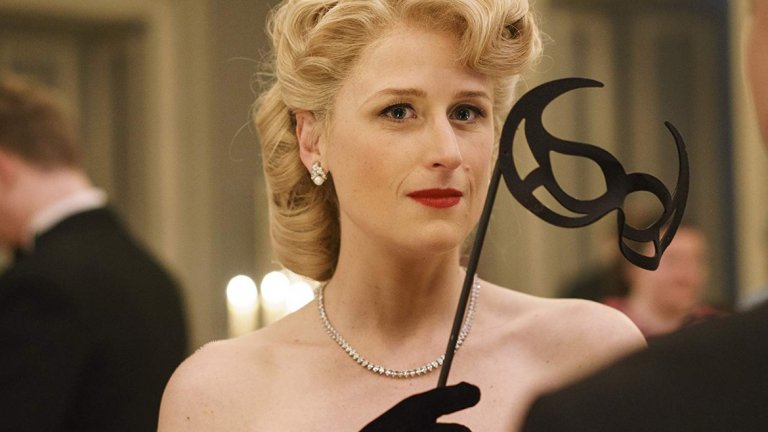 Мейми Гъмър 
Както си личи от характерното й лице, Мейми е дъщеря на Мерил Стрийп, а баща й е скулпторът Дон Гъмър. Появява се на голям екран едва на три години във филма със Стрийп и Джак Никълсън "Горещо сърце". 
Името й се прочува с продукции като "Отделението" и "Странични ефекти", а славата си Мейми затвърждава с телевизионни поредици като "Колекцията", "Манхатан" и напоследък с "Истински детектив".