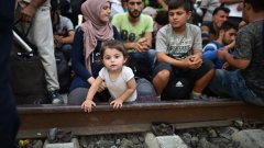 Словения очаква хиляди бежанци, след като Хърватия ги пренасочи към границата. Унгария затвори своята в полунощ и Словения остана единствения вариант пред мигрантите да достигнат до Австрия и Германия