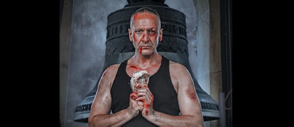 "Камбаната”
Моноспектакълът на Деян Донков по едноименния роман на Недялко Славов е трагичен разказ за препятствията на бивш затворник, осъден за двойно убийство, който решава да се изповяда, за да потърси духовно просветление. Спектакълът е под режисурата на Деян Донков, който влиза и в главната роля, и обещава емоции в широк обхват, които да извадят зрителите извън комфортната им зона.