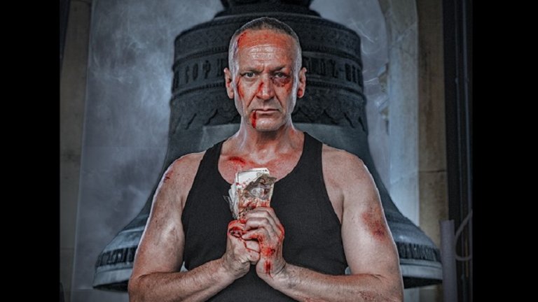 "Камбаната”
Моноспектакълът на Деян Донков по едноименния роман на Недялко Славов е трагичен разказ за препятствията на бивш затворник, осъден за двойно убийство, който решава да се изповяда, за да потърси духовно просветление. Спектакълът е под режисурата на Деян Донков, който влиза и в главната роля, и обещава емоции в широк обхват, които да извадят зрителите извън комфортната им зона.