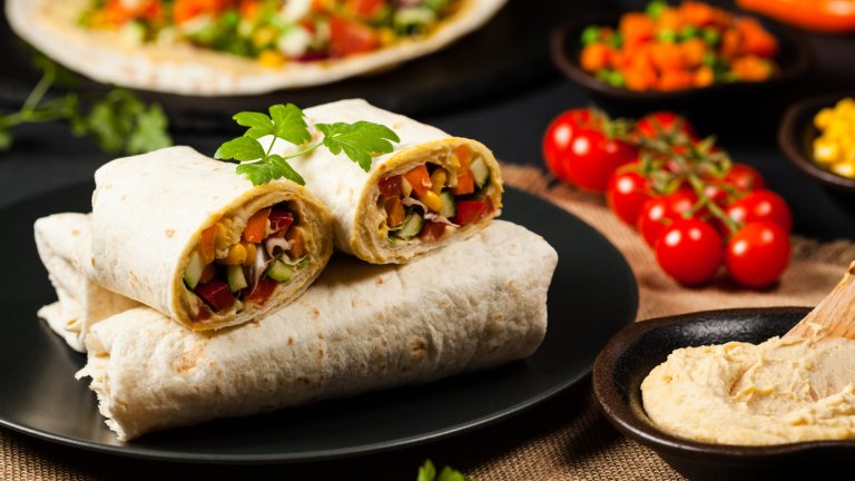 ТортилиТортилите са лесни за постни ястия, които са удобни и за обяд в кутия. Най-класическата им плънка е от черен боб и царевица от консерва, към които прибавяме авокадо, домати и червен лук на ситно. Можем да сложим и краставици, чушки, люта чушка или пък малко чили сос. Завиваме тортилите и ги оставяме за час-два в хладилник, за да стегнат.